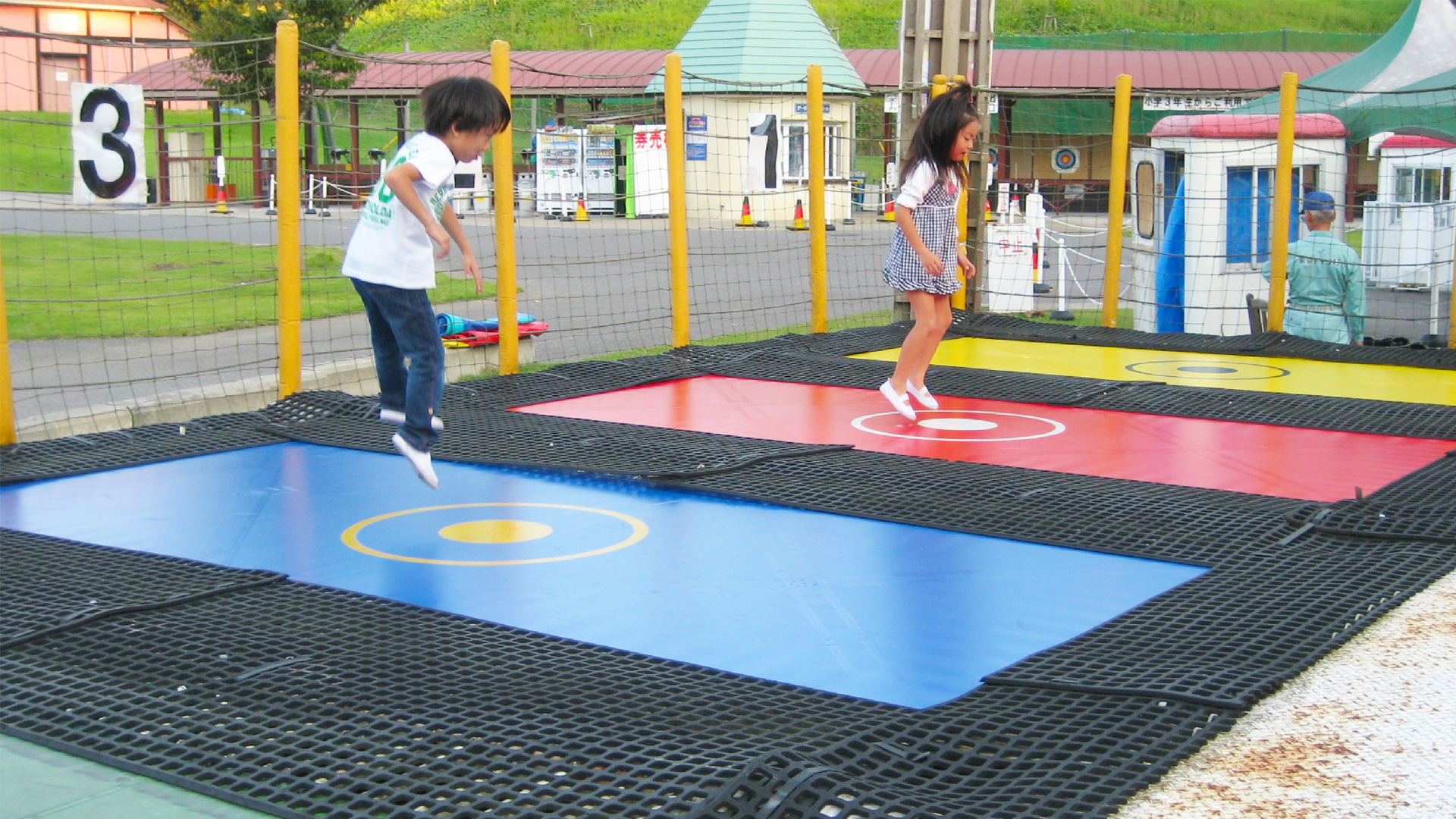 こどもトランポリン | 東京ドイツ村 | 千葉県袖ケ浦市にある花と緑のテーマパーク