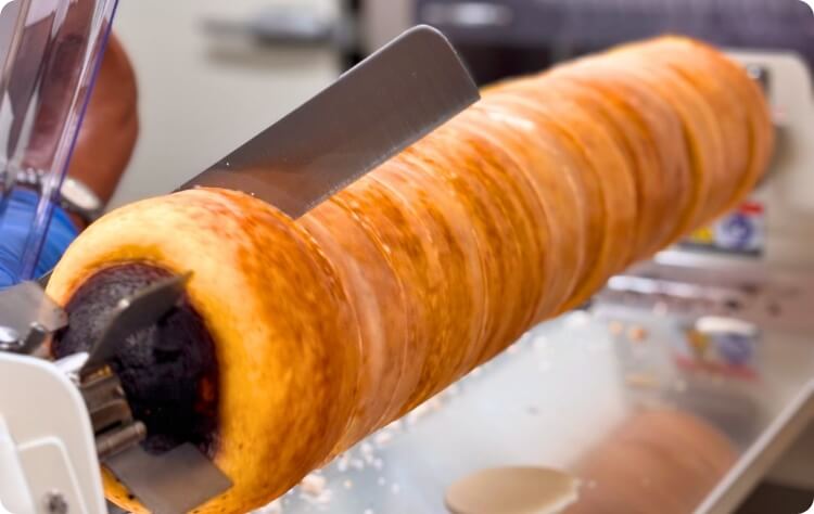 バウムクーヘンを切っている様子